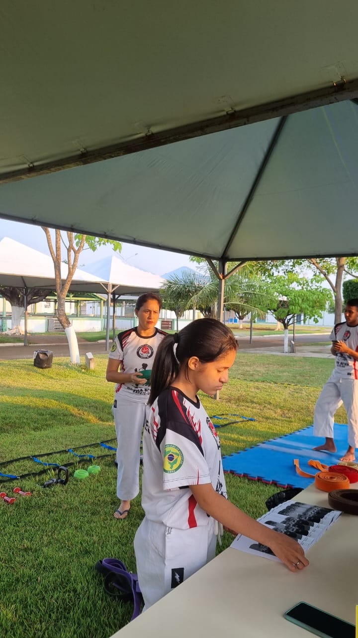 Preparação para treino no AgroKids com tatames e faixas