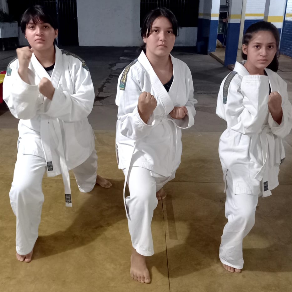 Alunas praticando kata nos primeiros treinos