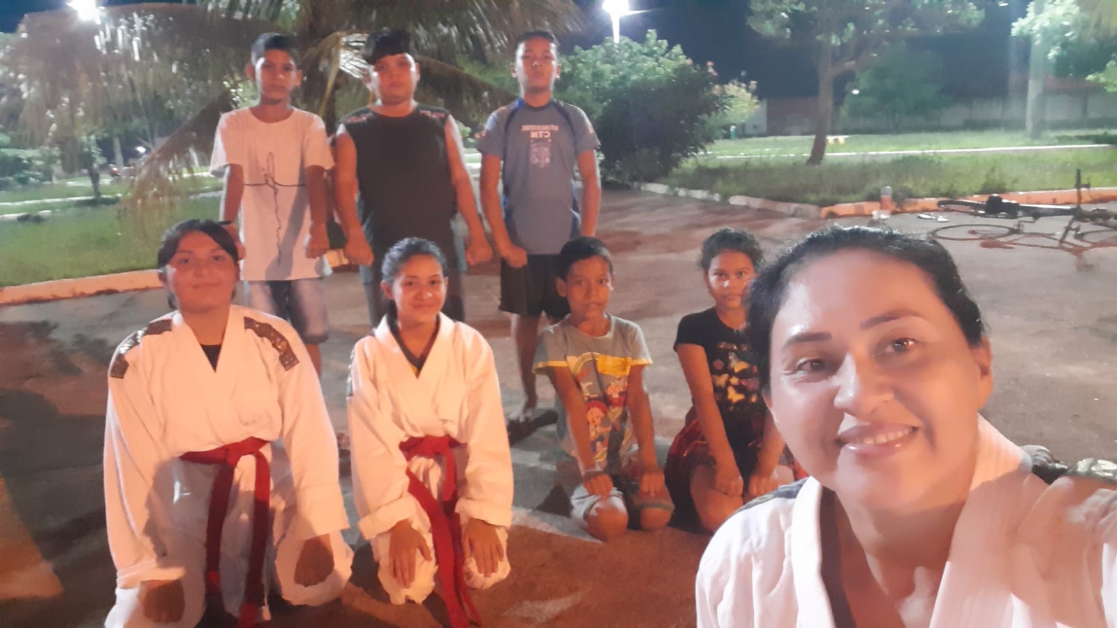 Sensei Izaína com os primeiros alunos do projeto