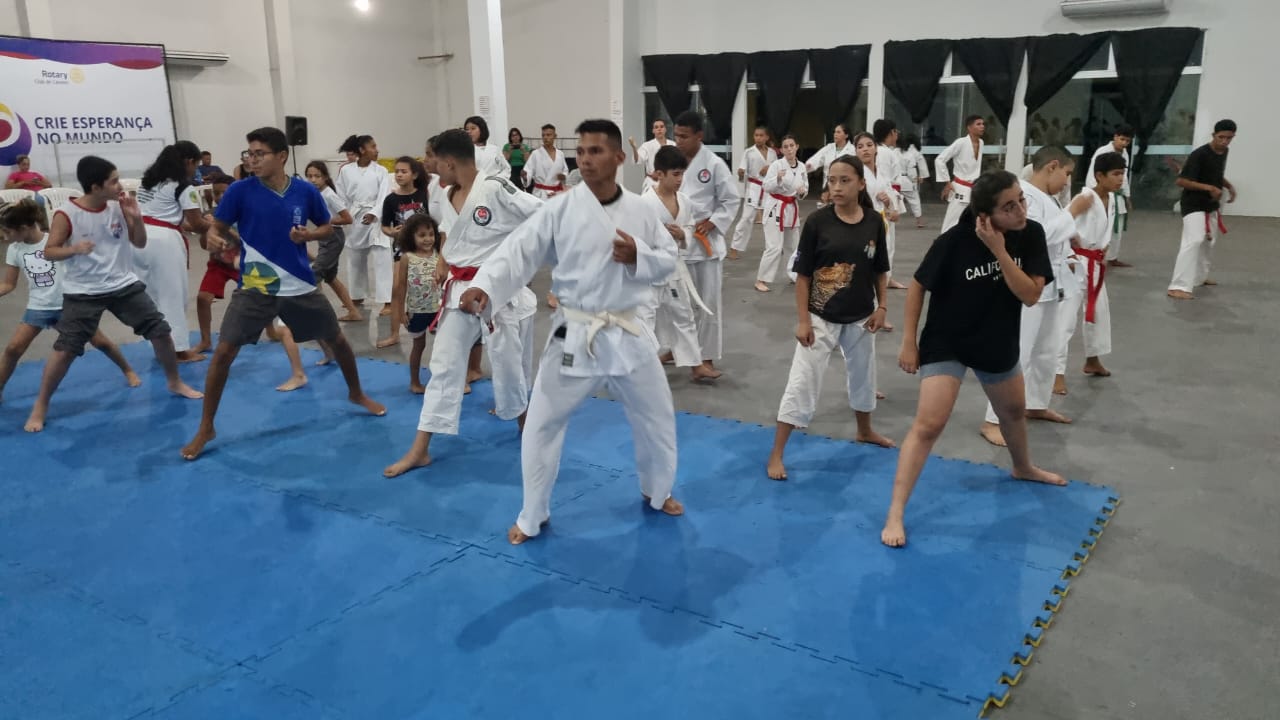 Treino de kata em grupo no Rotary Club - Crie Esperança no Mundo