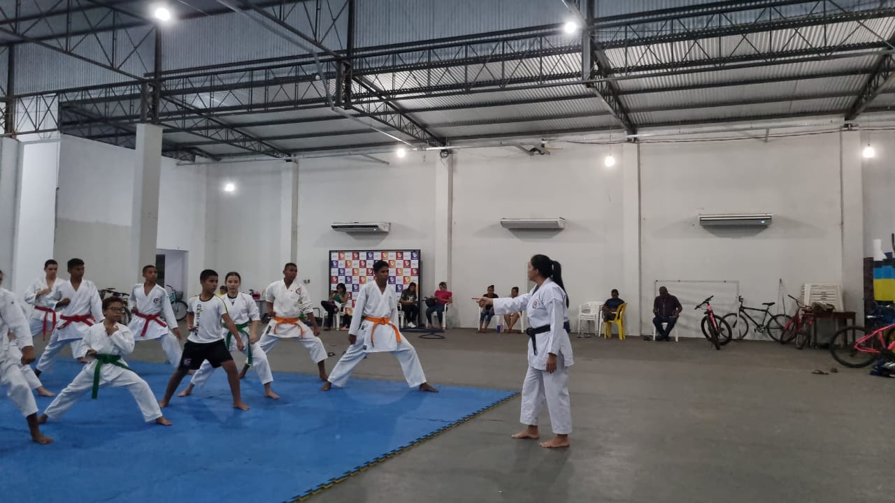 Alunos praticando kata sob orientação da Sensei