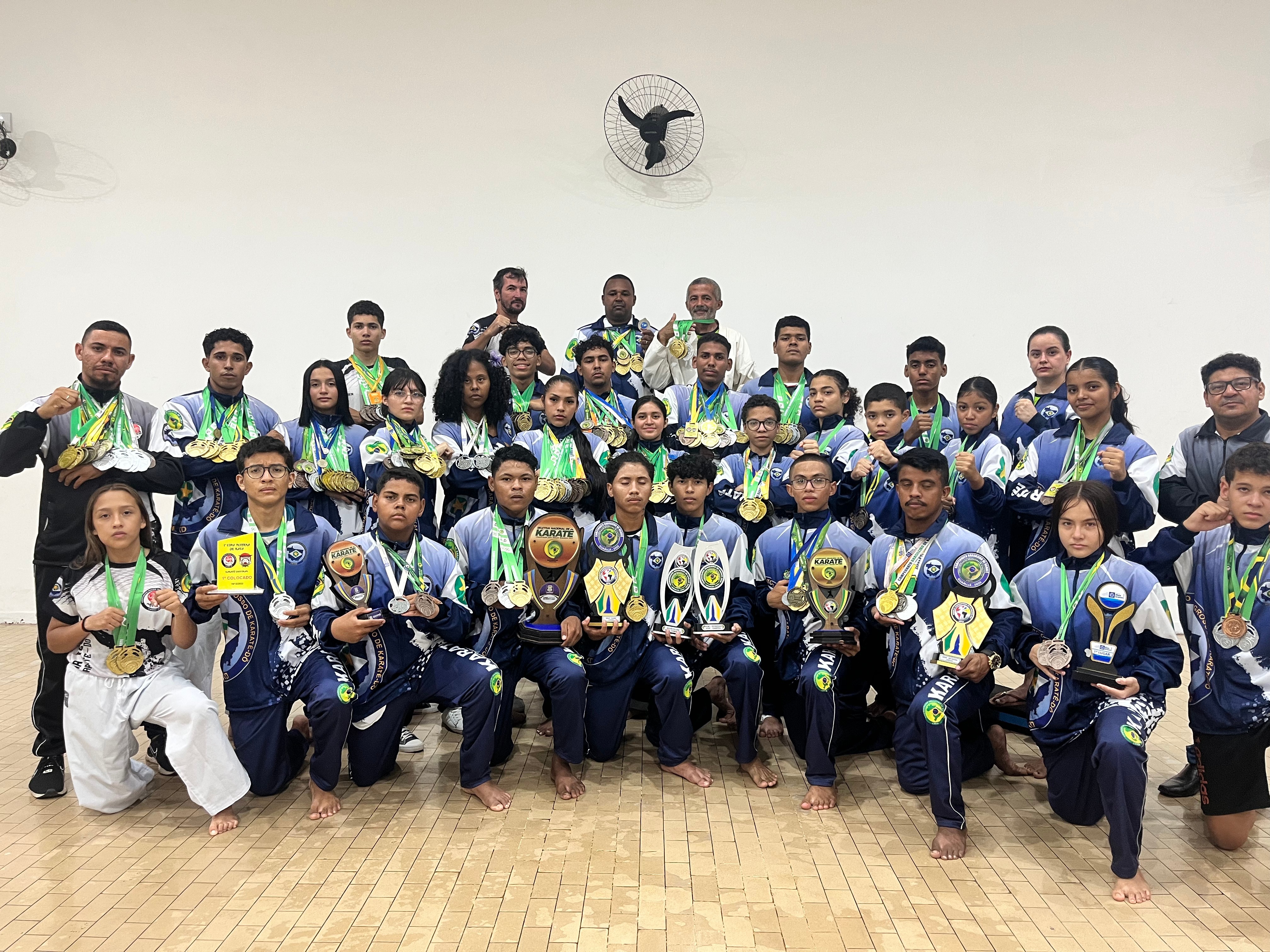 Equipe do Dojo Rocha Neves com medalhas e troféus de competições