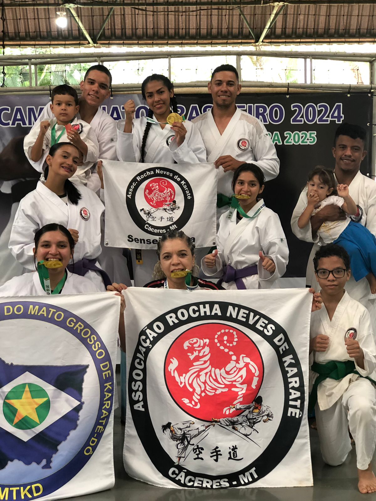 Equipe com bandeiras do Mato Grosso e da Associação no Campeonato Brasileiro 2024