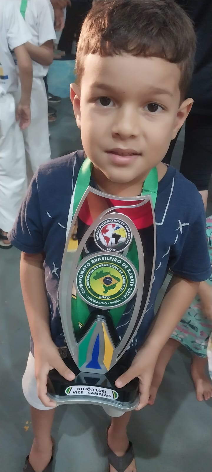 Atleta com troféu de Vice-Campeão Dojo/Clube no Brasileiro 2024